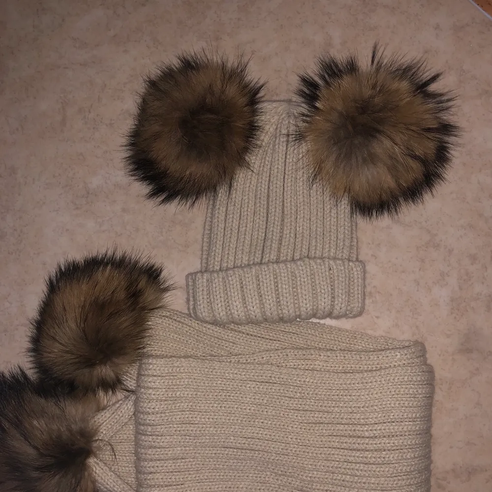 Super fint o mysigt set som är perfekt nu till hösten. De är riktig päls på bollarna. Pälsbollarna går även att ta bort o sätta på igen. Ord. Pris va 500kr🤍 Pris: 250kr frakt: 66kr. Asusteet.