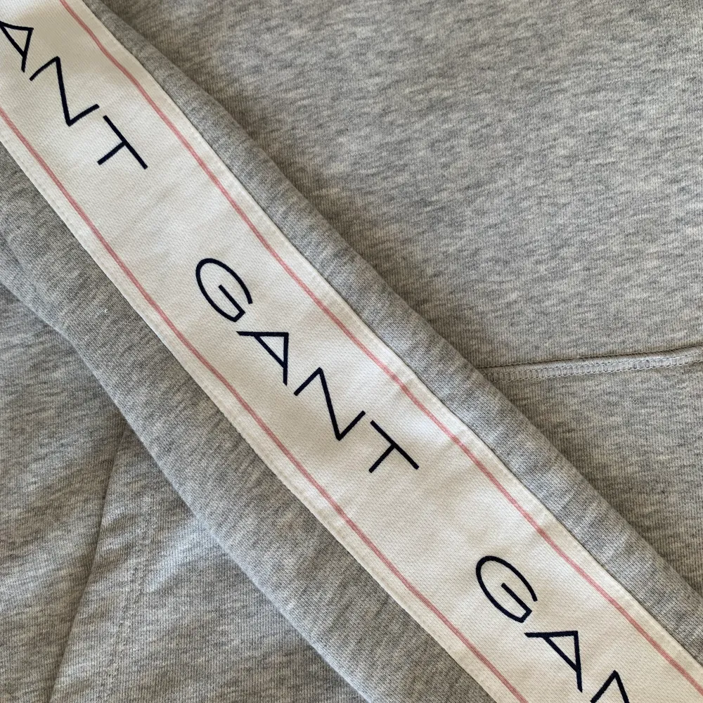 Säljer en jättefin Gant Hoodie i nyskick🤍 Använd 1-2ggr✨ Nypris: ca 800, säljer för 350💓 Kontakta mig vid intresse eller för fler bilder⭐️. Hoodies.