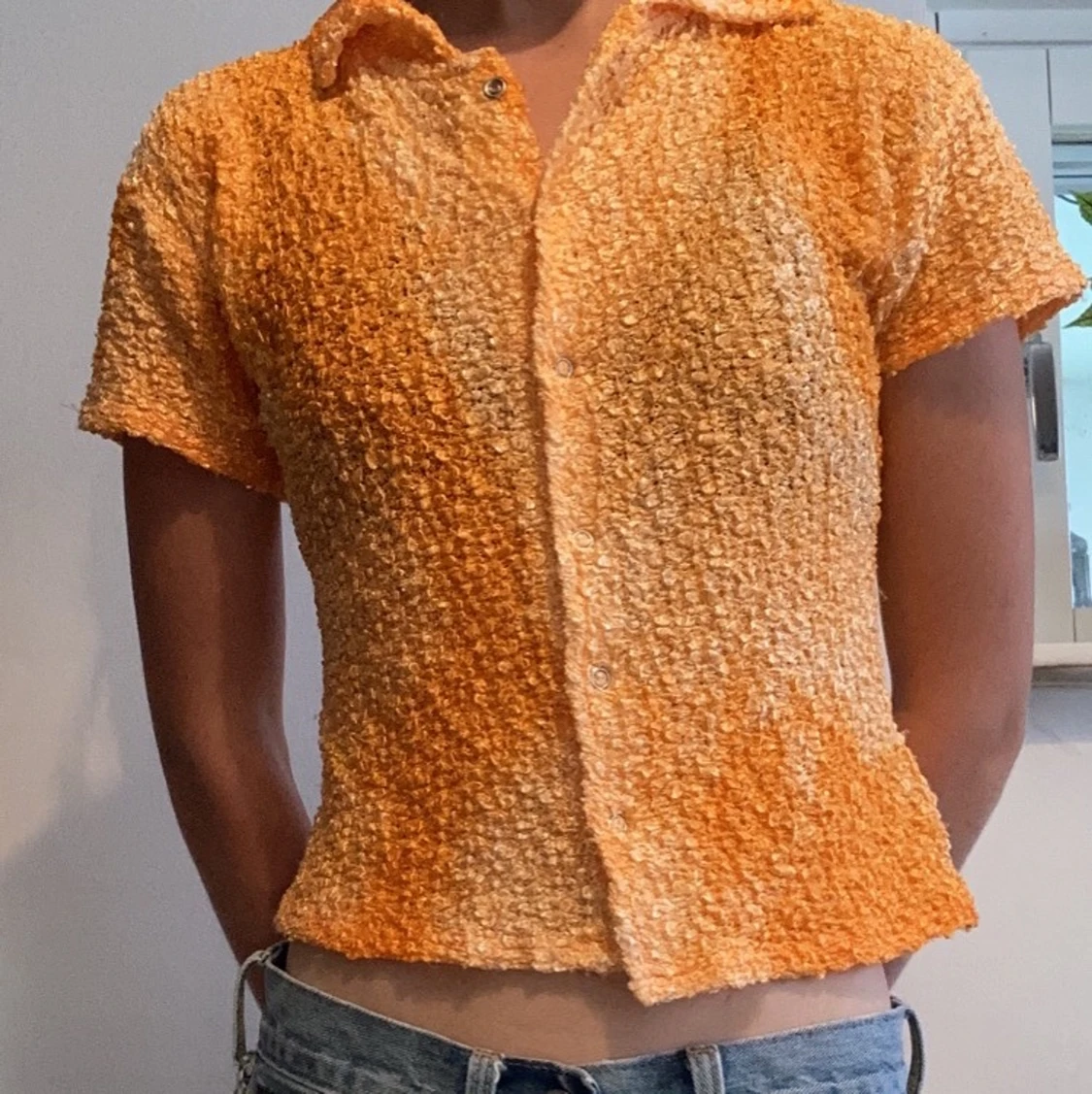 Skiftande orange blus.