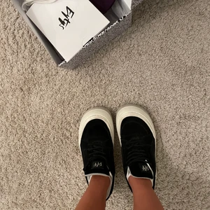 Eytys sonic - Svarta eytys sonic suede i storlek 39! Två snören + de som sitter på, medföljer. Har även kvitto, kartong och dustbag. Använda men fint skick. 