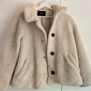 Teddyjacka Strl S - Säljer min beiga teddyjacka från Bikbok. Superfin och användbar till hösten/vintern. 