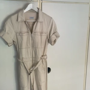Jumpsuit  - En beige jumpsuit från weekday, använd med små skråmor men i helhet bra skick.