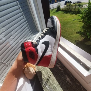 Jordan 1 blacktoe - Jordan 1 blacktoe 2016 i storlek 43, dem är i använt skick. Skorna är aa replikas. Obs skorna kommer med svarta skosnören inte vita. Tveka inte på att skriva!  