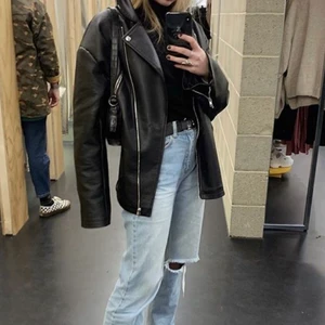 Skinnjacka - Säljer denna skitsnygga skinnjacka som tyvärr inte kommer till användning längre. Jackan är i gott skick och är inte överdrivet använd. Fraktar endast, köparen står för fraktkostnaden. Skriv privat ❤️  🌸