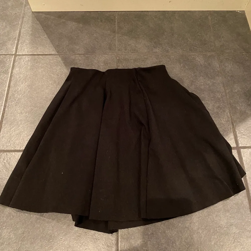Svart kjolen från zara den andra från pull and bear. Båda är i S säljer för 50kr styk och båda för 80kr. Kjolar.