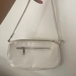 Väska - Säljer nu denna fina vita baguette bag❤️❤️❤️ 70+frakt!