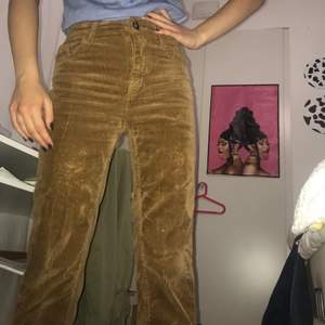 really cute and trendy trousers from H&M is great condition!