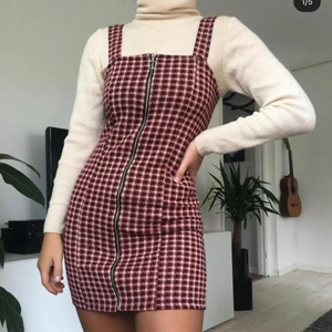 Röd klänning - (Inte mina bilder) Cool röd klänning med dragkedja som går att ha både ensam och under plagg. Så fin! Helt oanvänd med prislapp kvar