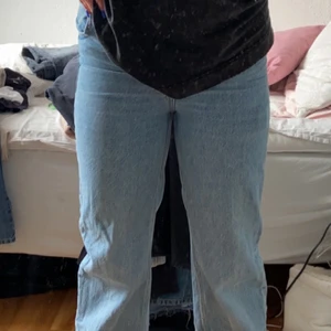 Långa jeans från zara - Säljer nu mina favorit jeans då dom tyvärr har blivit för små för mig. Dessa är i storlek 36. Jeansen är slutsålda i både butik och hemsida. Jag är 177 och dom går hela vägen ner till skorna! Köpta för 699