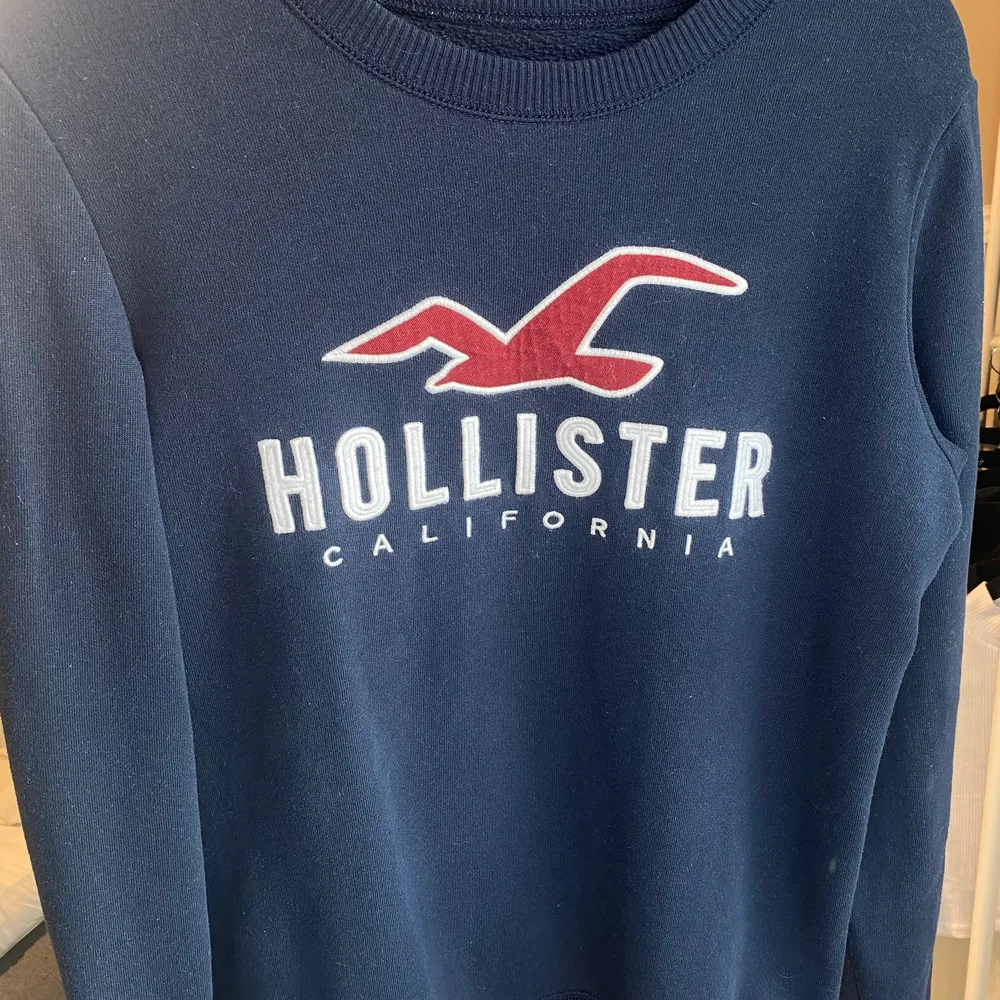 Marinblå hollister sweatshirt i storlek XS. Säljer då den inte kommer till användning. Använd kanske 4 gånger så i princip nyskick. Köpt för 549kr. Skriv för mer information eller bilder ☺️. Tröjor & Koftor.