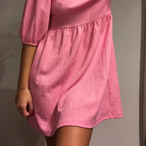 Rosa klänning  - Rosa klänning i stretchigt material 