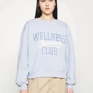 Gina tricot sweater - Säljer du denna Gina tricot ”Riley sweatshirt” då den inte längre kommer till användning. Köptes i vintras men är näst intill oanvänd då jag inte gillar modellen. Buda i kommentarerna från 110kr + frakt, eller köp direkt för 200kr + frakt❤️ 