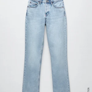 Zara jeans - Helt sprillansnya Zara Mid rise i storlek 32❤️❤️ lappen kvar endast testade! För små för mig. Säljer för nypris eftersom det är nya! BUD: 430 budgivning avslutas på fredag!! Buda privat❤️