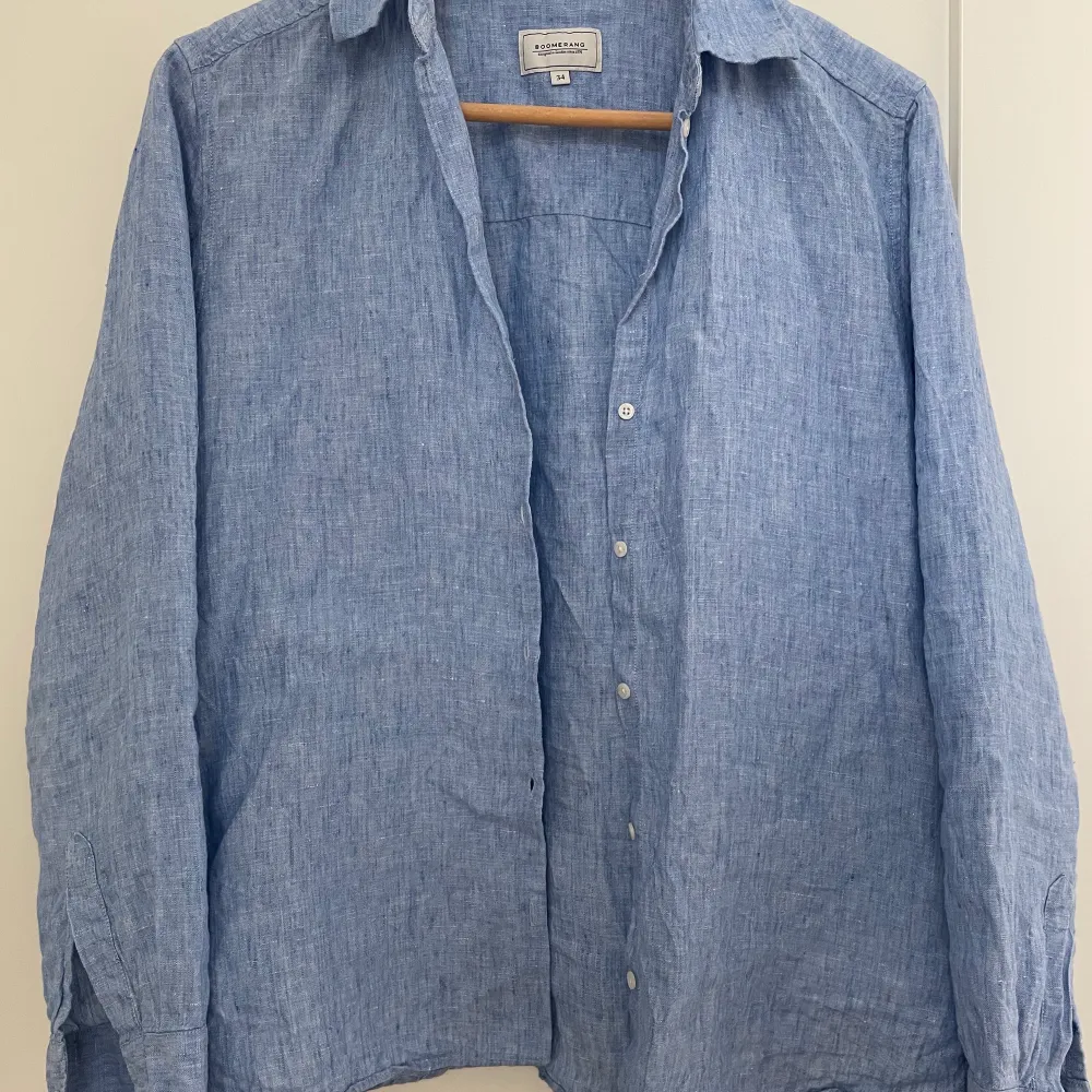 Blå linneskjorta från Boomerang 💙 I gott skick och endast använd några få gånger! . Skjortor.