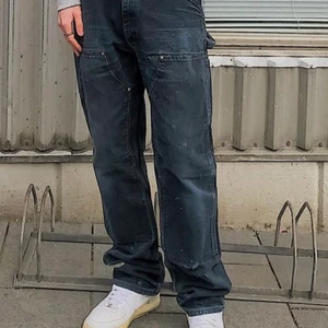 workwear carhatt double knees - säljer mina fetta carhatt double knees, jag e 1.88 lång och passar mig såhär! ni får järna buda:) bältet säljes separat! bud ligger på 600kr! köp direkt för 800