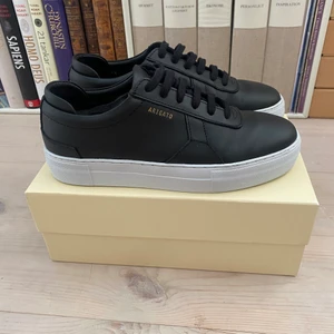 Axel Arigato Platform - Axel Arigato Platform Perfekt skick endast använda 1 gång Nypris: 1900