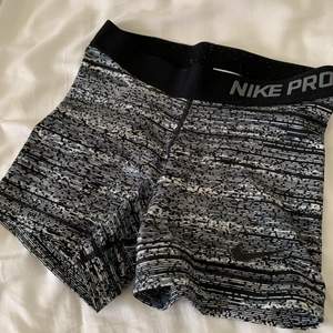 Säljer mina gråa Nike Pro shorts i stl S då de bara ligger i garderoben och tar plats. De är i bra skick, lite noppriga på insidan av resåren i midjan som man ser på bilden, men annars inget annat!! Säljer för 50kr + frakt 