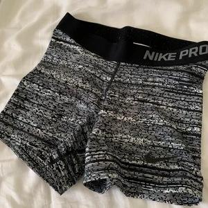 Nike shorts stl S - Säljer mina gråa Nike Pro shorts i stl S då de bara ligger i garderoben och tar plats. De är i bra skick, lite noppriga på insidan av resåren i midjan som man ser på bilden, men annars inget annat!! Säljer för 50kr + frakt 