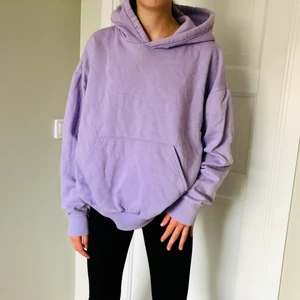Lila hoodie  - Lila hoodie väldigt skön att ha på sig och stor i storleken 