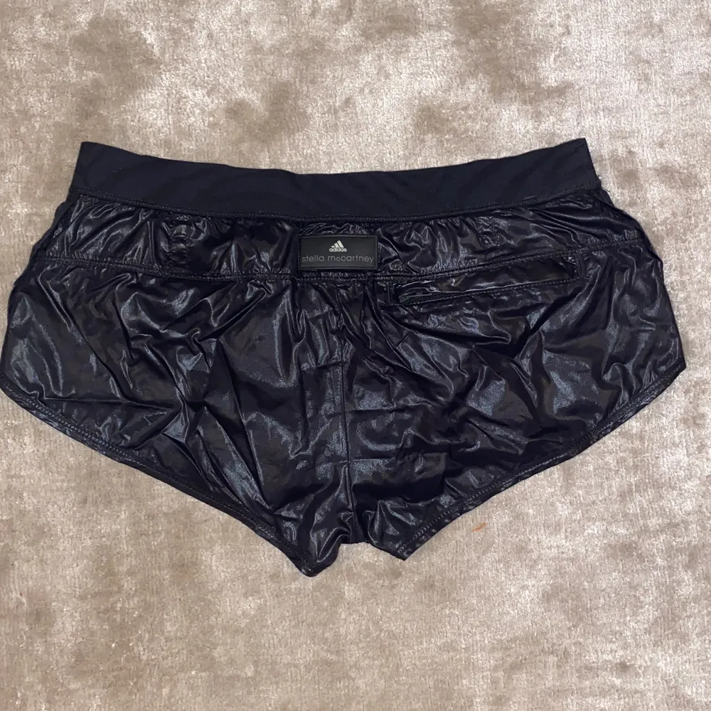 Stella mcCartney shorts! Aldrig använts! Speciell material inne finns en fin trosa och en svart ficka som man kan lägga ett kort eller en nyckel om man tränar! 🖤🖤🖤 . Shorts.