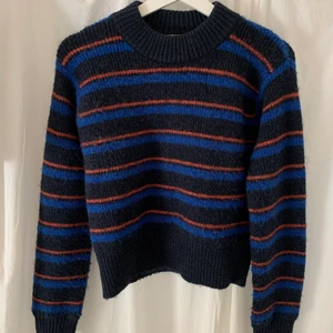 Stickad tröja - Säljer pga kommer sällan till användning :( storlek xs men passar mig som har m