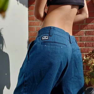 Obey byxor - Säljer mina obey byxor då de är alldeles för stora för mig. Perfekt att ha till att skejta i då de är stora och lite kortare. Innerbensöm: 62 cm och midjemått: 74 cm 