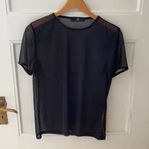 Snygg mesh tröja från Missguided. Använts ett fåtal gånger förr ett tag sedan. Säljs nu för att den är för liten för mig. 