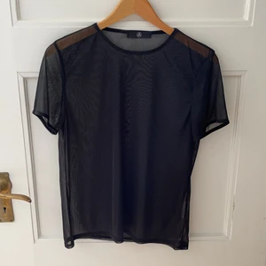 Mesh T-shirt - Snygg mesh tröja från Missguided. Använts ett fåtal gånger förr ett tag sedan. Säljs nu för att den är för liten för mig. 