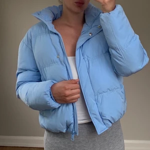 Jacka - Kort puffig babyblå jacka super fin och aldrig använd