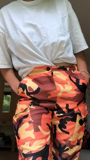 Militärmönstrade cargopants stl S/M - Dessa ligger bara i min garderob och har nästan aldrig använts, lika bra att sälja dem😌 de är från JFR och är köpta på nätet för några år sedan, men de är som sagt sällan använda och därför inga fel på dem🧞‍♂️ de har fickor lite överallt, passar både S och M, men kan säkert passa för XS också. Frakten ingår i priset!!🤠