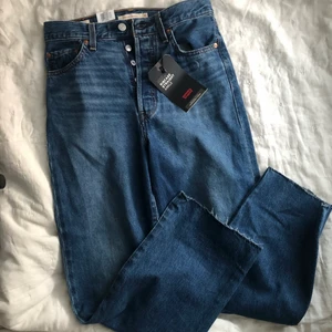 Levis jeans  - Helt oanvända levis jeans i storlek w26/l27. Mörk tvätt och hög midja, passar perfekt till hösten! 