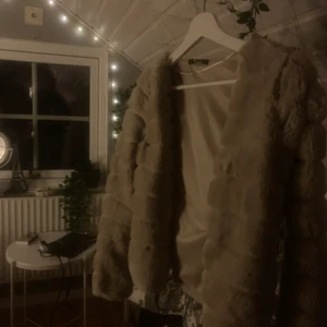 Pälsjacka - Supersnygg och supergosig pälsjacka från Gina Tricot i storlek XS, jag som är storlek S har använt den så den passar även s :) Den har ett litet knäppe mitt på magen men den ena delen har trillat av men sitter kvar på kroken, se sista bilden. Går superlätt att sy på med nål och tråd🪡 . Varm och gó nu till kyligare dagar också!🥰 pris går att diskuteras
