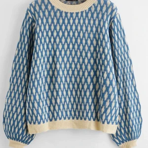 Stickad tröja - Stickad mjuk tröja, knappt använd 