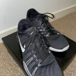 Nike - Snygga och sköna simpla träningsskor man både kan använda inne och ute samt till crossfit och löp🥰 Dem är knappt använda och i väldigt fint skick.