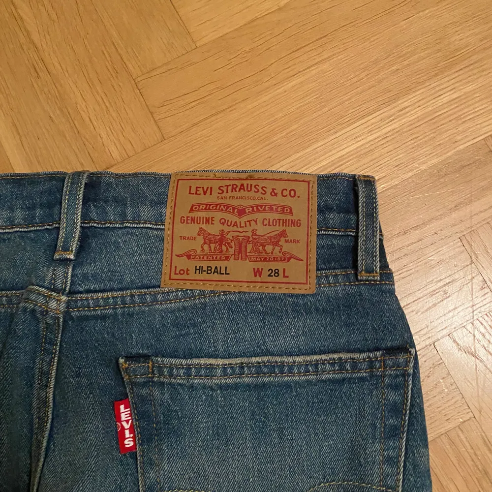 Mörkblå lågmidjade raka Levi’s jeans! Jeansen är vintage och har storlek 28 i midjan. Priset ligger på 200kr + frakt, men kan även diskuteras!. Jeans & Byxor.