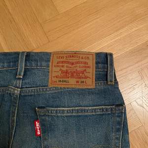 Mörkblå lågmidjade raka Levi’s jeans! Jeansen är vintage och har storlek 28 i midjan. Priset ligger på 200kr + frakt, men kan även diskuteras!