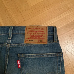 Levi’s jeans - Mörkblå lågmidjade raka Levi’s jeans! Jeansen är vintage och har storlek 28 i midjan. Priset ligger på 200kr + frakt, men kan även diskuteras!