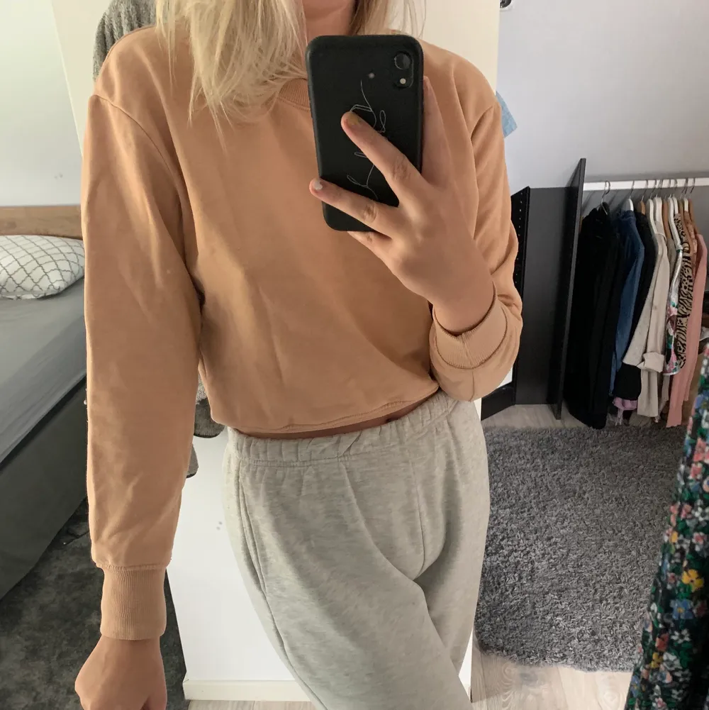 Jätte fin beige sweatshirt från H&M. Använd fåtal gånger köparen står för frakten😊. Tröjor & Koftor.