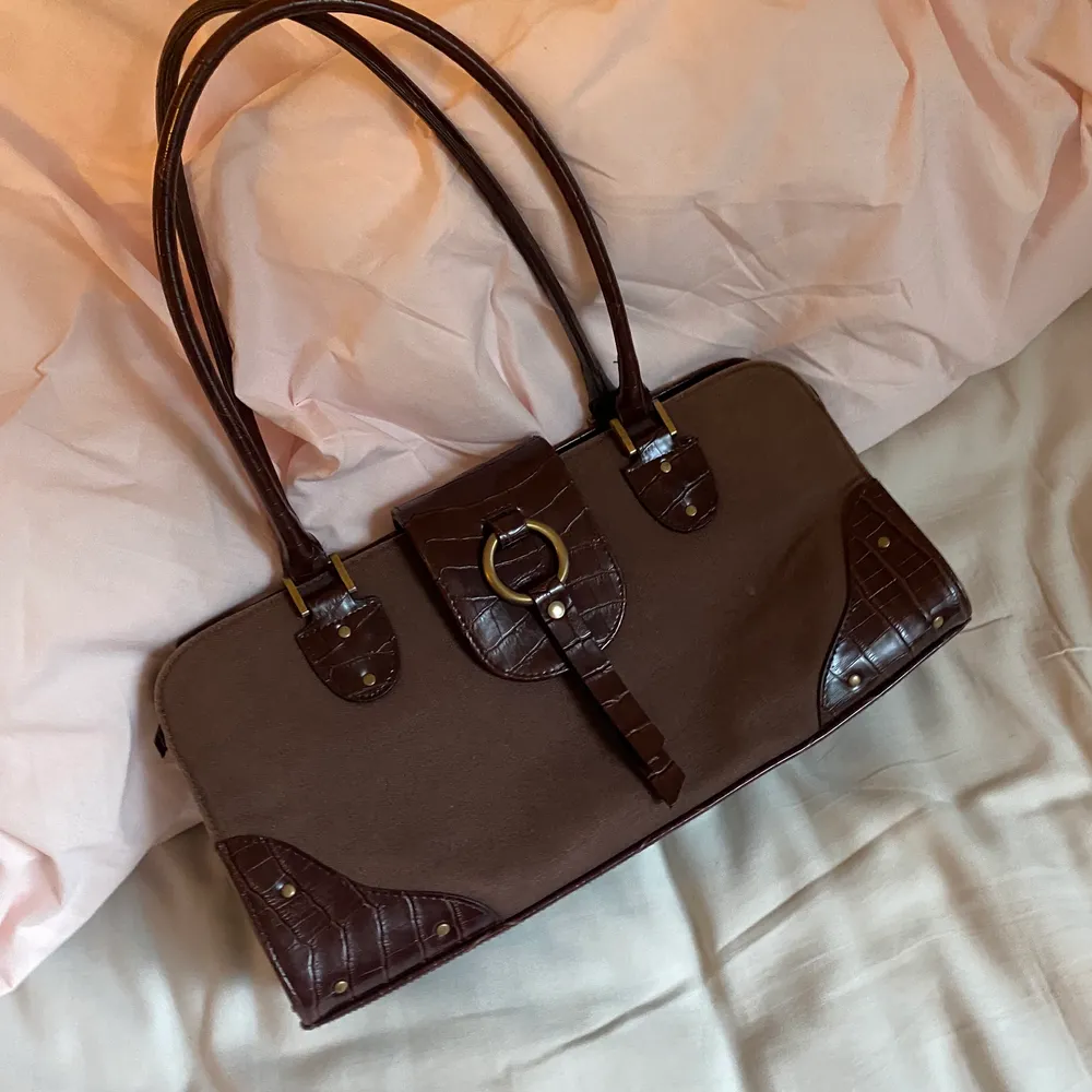 Säljer denna snygga och trendiga bruna handväska som jag köpt på plick men inte fått användning av, superrymlig och i bra skick!! 💛💛 frakt tillkommer på 50kr. Väskor.
