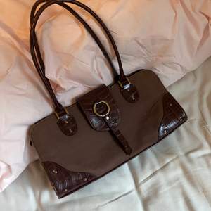 Säljer denna snygga och trendiga bruna handväska som jag köpt på plick men inte fått användning av, superrymlig och i bra skick!! 💛💛 frakt tillkommer på 50kr