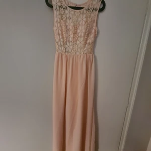 Klänning till bröllopet/kalaset? - Väldigt fin långklänning i rosa. Använd 2 gånger. 