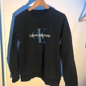 Calvin Klein Jeans Tröja - Blå/svart tröja från CKJ i storlek x small/small.