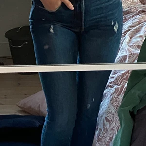 Levis 501 skinny - Levis jeans i modellen 501 Skinny med vintage wash och lite små hål. Lite korta för mig som är 175 med väldigt långa ben. Hög midja