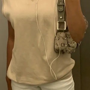 Beige väst - Köpte denna västen förra sommaren och har användt ett fåtsl gånger ❤️ 150kr + frakt ❤️