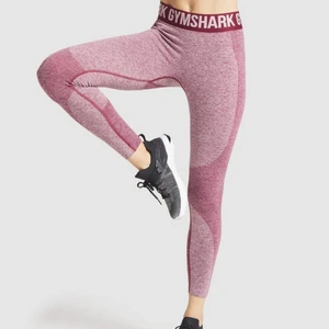 Gymshark tights strl small - Använda 2 gånger så i fint skick utan skador eller fläckar. Storlek small. Gymshark tights rosa melange. Köparen står för fraktkostnad på 55kr