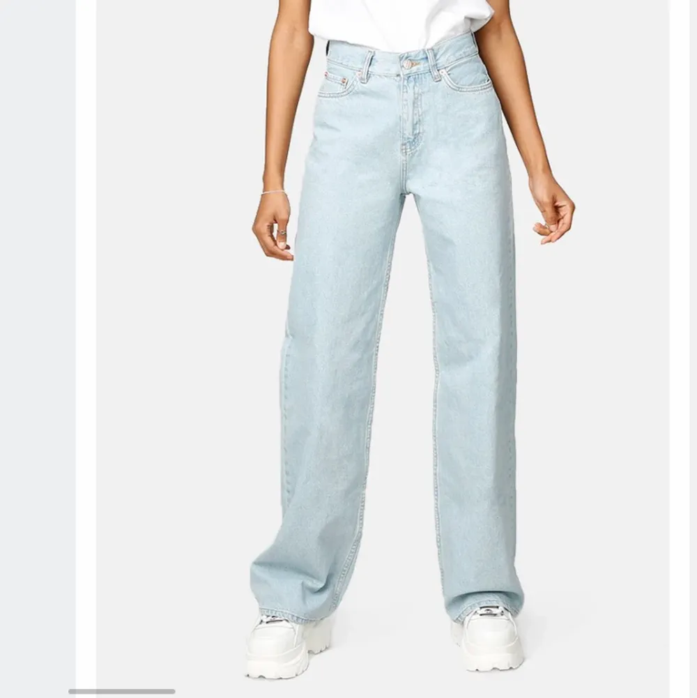 Säljer ett par super fina jeans från junkyard änvänt några gånger pga har andra jeans jag gillar bättre. Pris går alltid att diskutera!😁 köpare står för frakt ❤️ om bilder så är det bara att fråga😁. Jeans & Byxor.