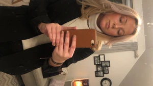 Poloväst  - Säljer denna jätte fina beige polovästen från Zara som är i storlek S! Så himla fin och skön dessutom men den har använt Max 3 gånger tycärr bara! Jag är 162 och den går ner till midjan på mig! Väldigt snygg å ha under en t-shirt bara! Hör av er för bilder💕