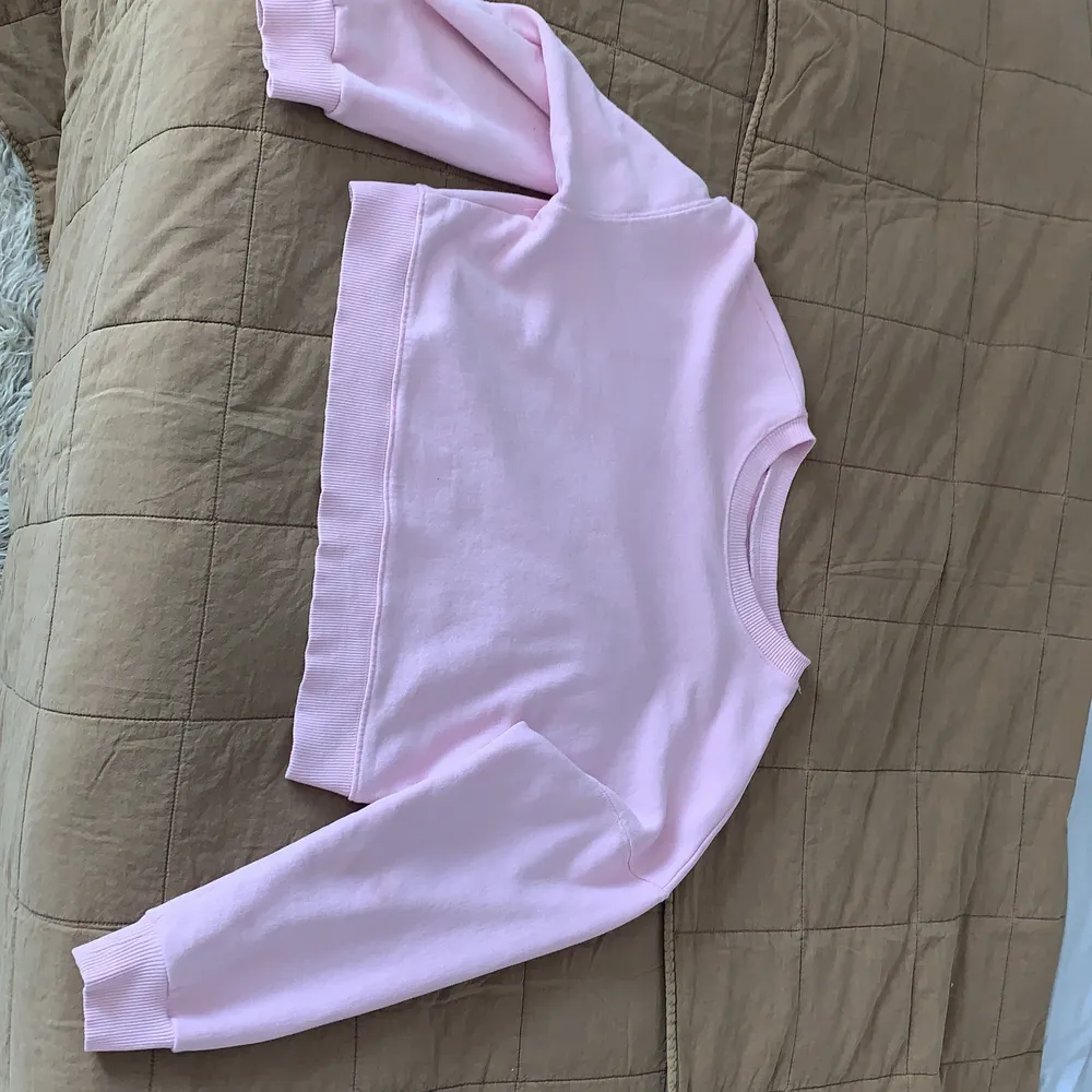 Säljer denna super fina rosa sweatshirten, använd få tal gånger och är i bra skick! . Tröjor & Koftor.