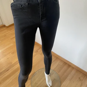 Vero Moda  - Svarta skinny jeans byxa, lite slitna men går använda ett tag till  , ena sidan har den gått av man kan bara sy me lite tråd så blir dom hela igen. Finns bild . St 34
