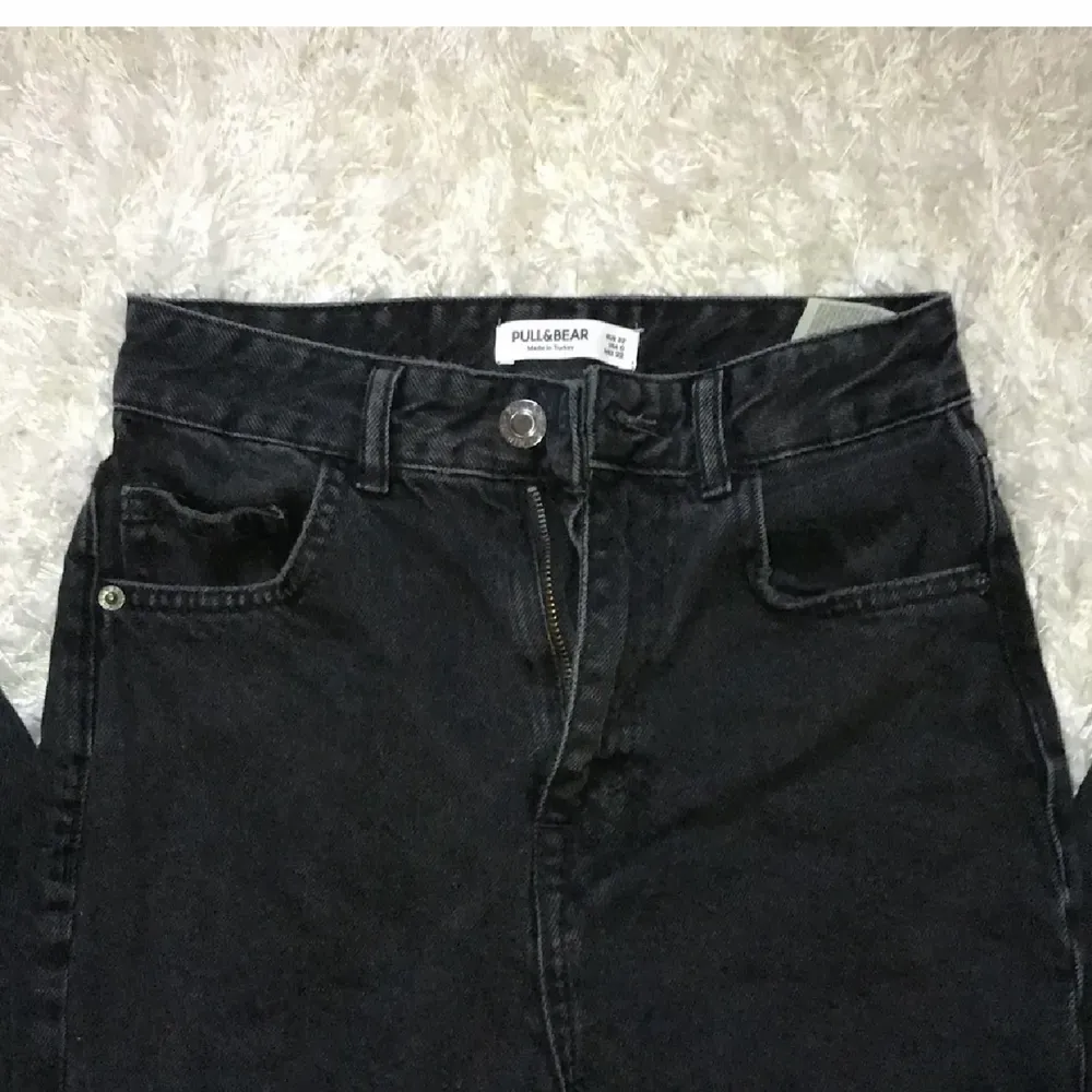 Svarta jeans med slits från pull and bear i storlek 32, endast använda 2 gånger så i nytt skick . Jeans & Byxor.